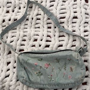 Jean bag with flower embroidered